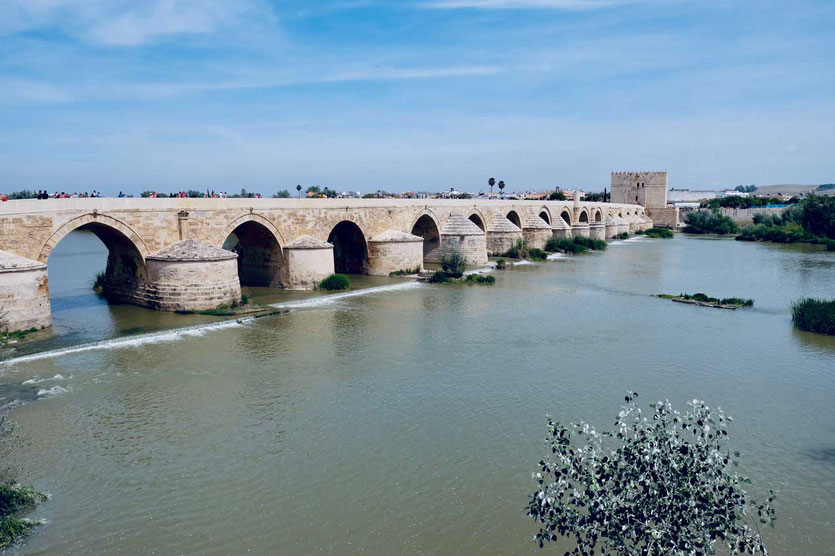 Cordoba Puente Romano am Fluss Guadalquivir und Museum im Torre de la Calahorra