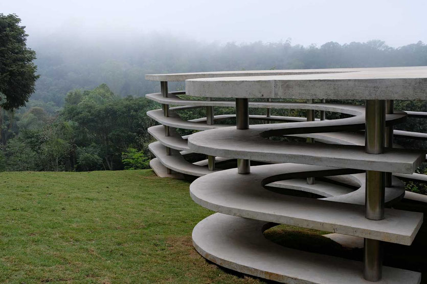 Monumental-Skulptur von Lais Myrrha, Beton-Architektur, Inhotim Kunstpark, Minas Gerais, Brasilien