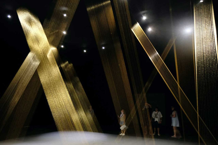 Goldene Fäden als Lichtillusion im dunklen Pavillon, Kunstpark Inhotim, Brasilien, Minas Gerais