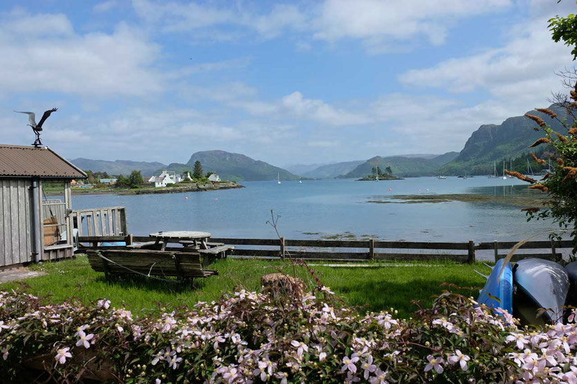 Die Aussicht auf Loch Carron und die Applecross Berge