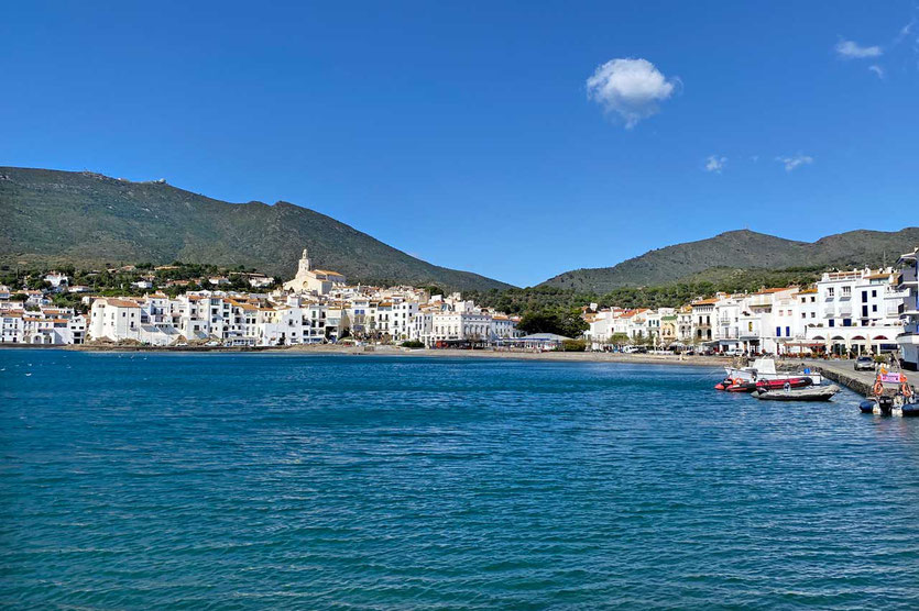Cadaqués an der muschelförmigen Bucht vom Fischerdorf zum Künstlerdorf