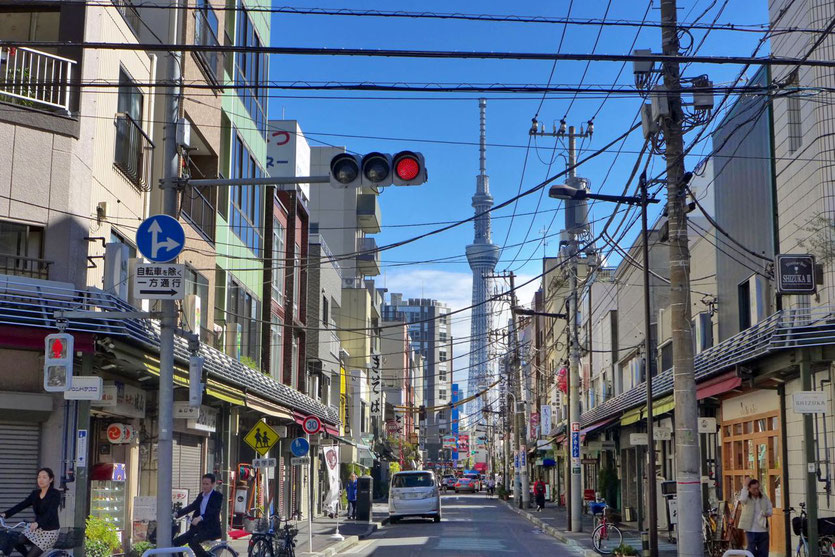 Tokio Straße mit Skytree Blick
