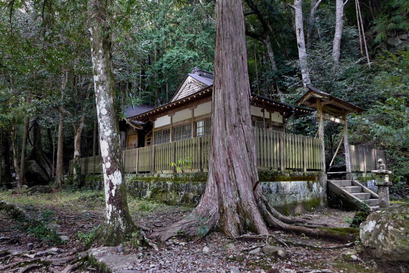 Kleiner Tempel am Kumano Kodo Pilgerweg bei Takijiri-oji 