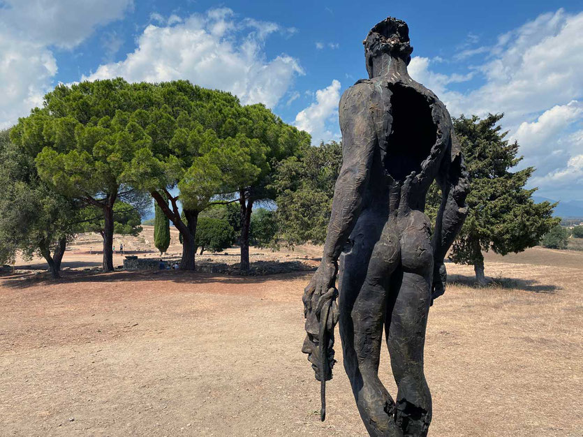 Ausstellung in Aléria. Archaische Krieger-Skulpturen von Christophe Charbonnel 