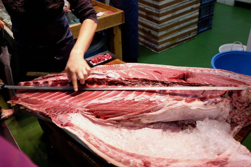 Thunfisch Zerlegung auf dem Tsukiji Fischmarkt, der für Endverbraucher schon ab 2 Uhr auf hat.