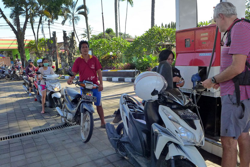 Motorroller in Bali unterwegs