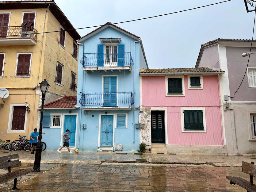 Lefkada Häuser bunte Wellblechverkleidung