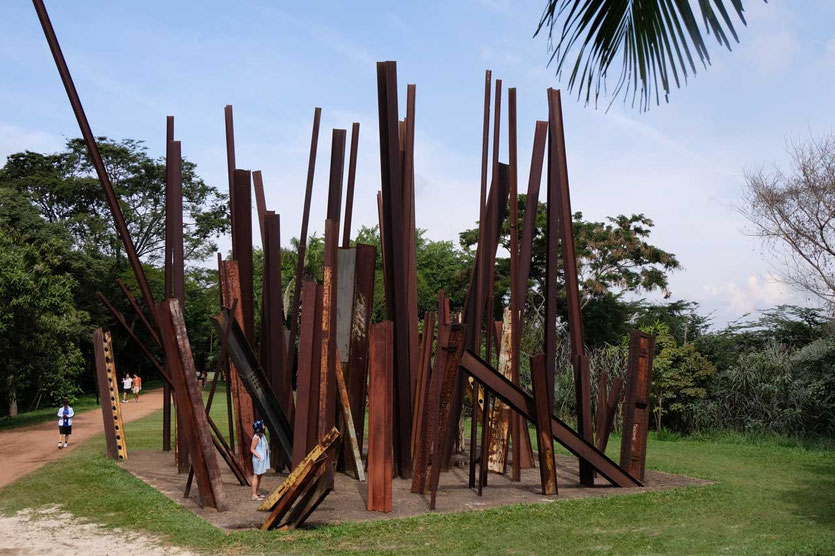 Eingegossene Stahlträger, Installation Beam Drop von Chris Burden, Inhotim Kunstpark, Minas Gerais, Brasilien