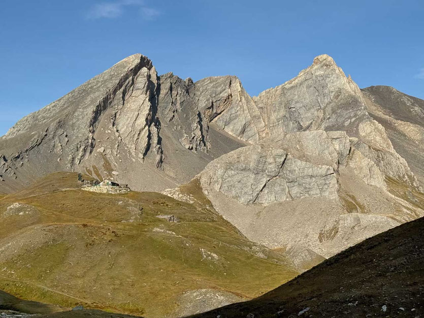 Das Rifugio Alpino Mario Bottero vor dem Monviso-Massiv – Cottische Alpen