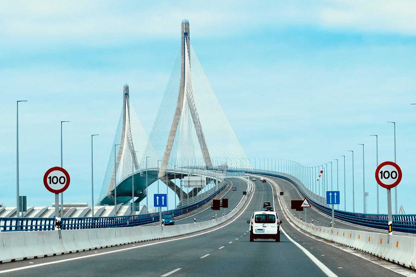 Nur ein schmaler Landstreifen und die moderne Brücke verbinden Cádiz mit dem Festland
