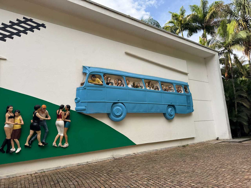 Galeria Praça: Wandkunst 'Rodoviária de Brumadinho' (Brumadinho-Busbahnhof) von John Ahearn & Rigoberto Torres.