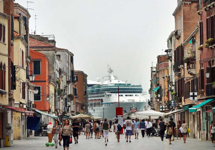 Kreuzfahrtschiffe Canale Grande Venedig