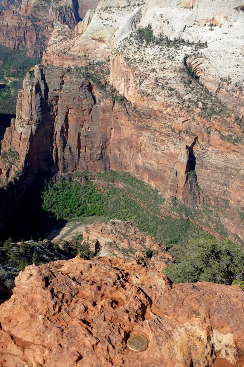 Markierung am Abgrund des Observation Point, Blick auf Angels Landing (dunkler Felsen links)