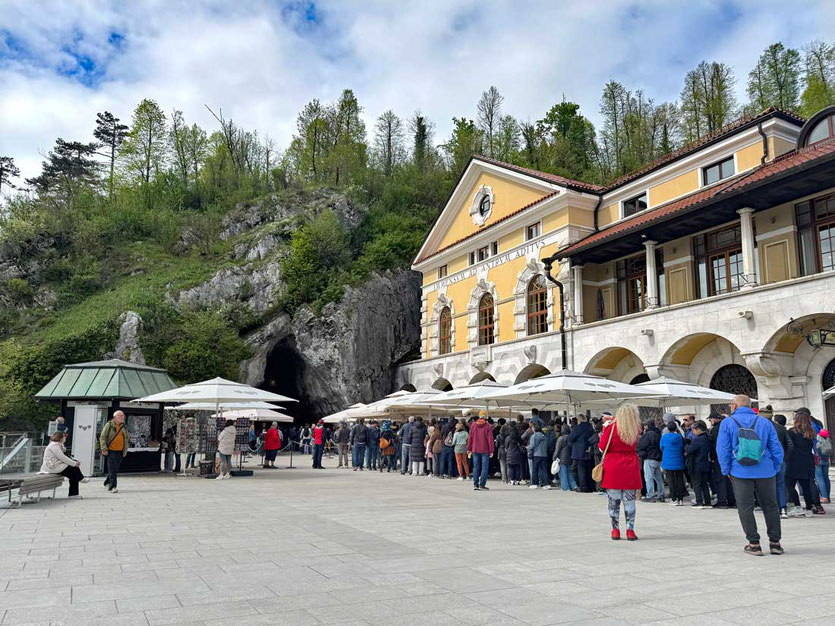 Postojna Höhleneingang das ehemalige Hotel
