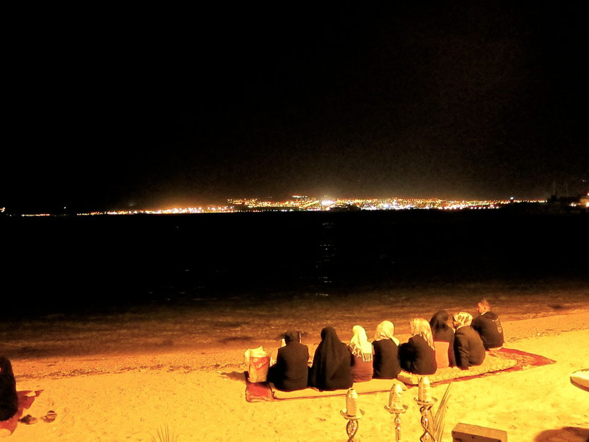 Stadtstrand in Aqaba mit Blick nach Israel den Badeort Eilat