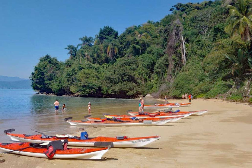 Im Kayak zu den einsamen Stränden im Saco do Mamanguá