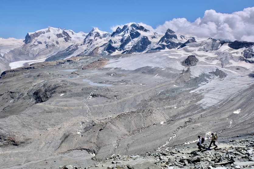 Wanderer und Blick vom Hörnliweg Zermatt