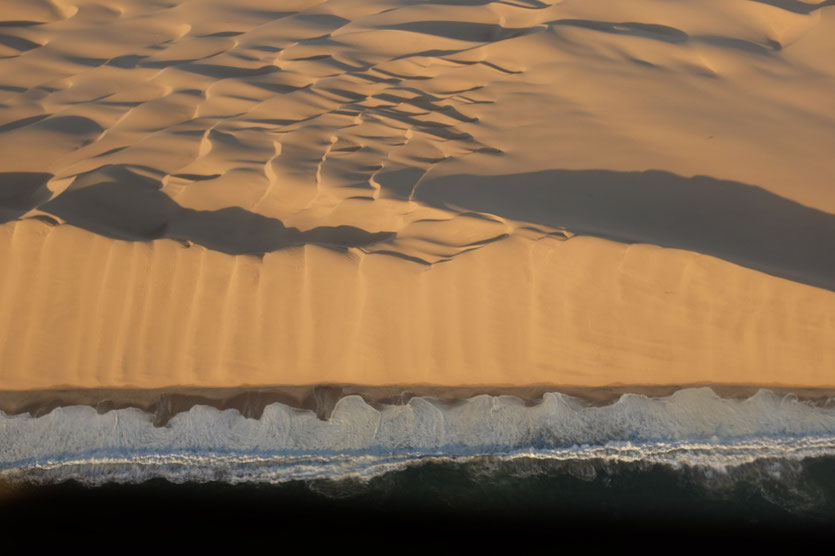 "Lange Wand" ins Meer stürzende Dünen, Namibia
