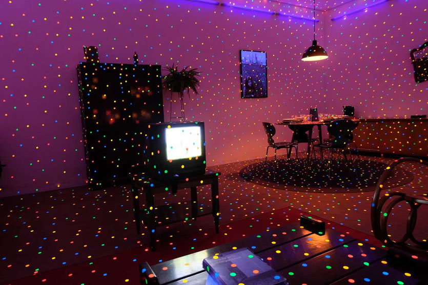 Schwarzlicht-Wohnzimmer mit bunten Polka-Dots, Yayoi Kusama, Inhotim Kunstpark, Minas Gerais, Brasilien