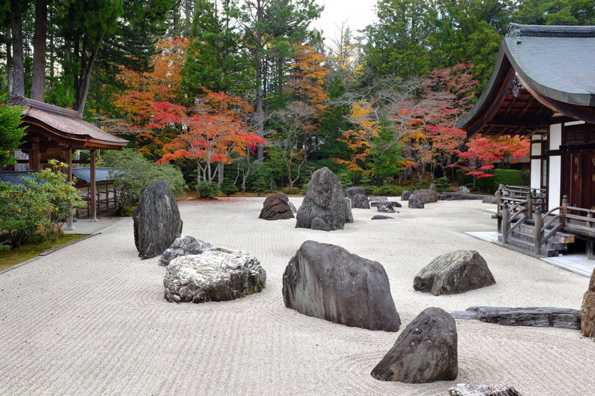 Japan Tempelübernachtung in Koyasan Steingarten Besuch alter Friedhof Okunoin