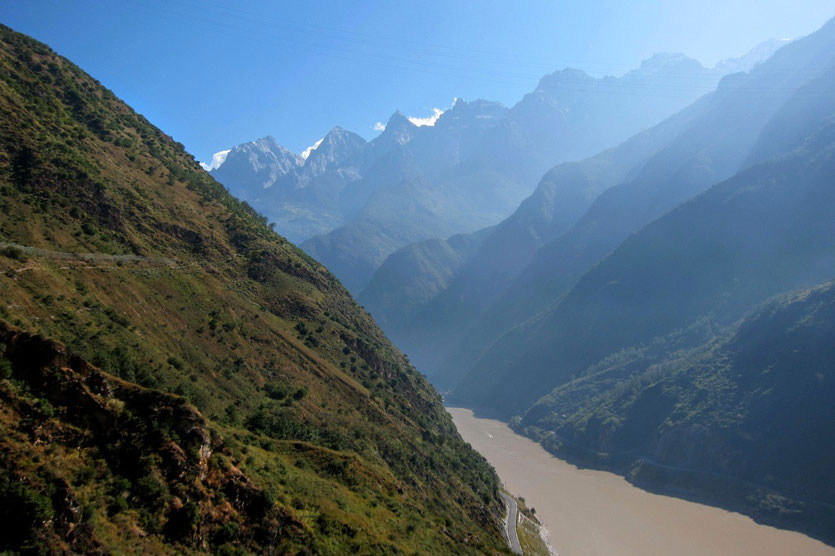 Begin of trail Tiger Leaping Gorge, Tigersprungschlucht,