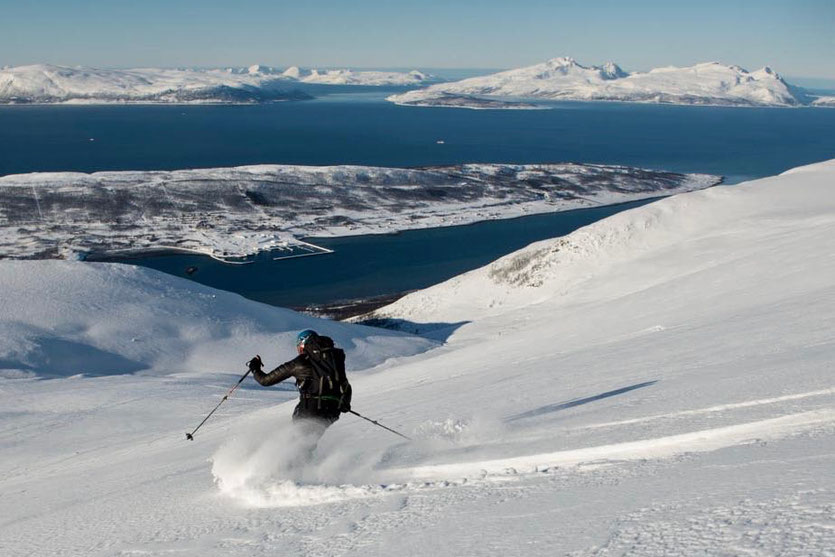 Skiabfahrt mit Ausblick – Foto: Stefan Brunner