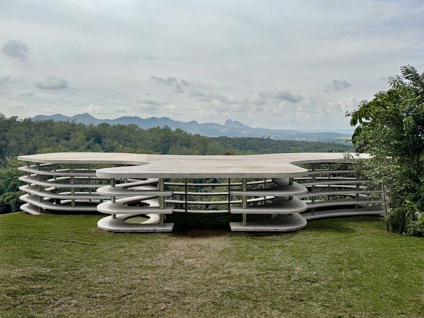 Monumental-Skulptur Contraplano, Beton-Architektur, Inhotim Kunstpark, Minas Gerais, Brasilien 