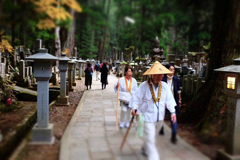 Okunoin Besuch Friedhof Mausoleum Kukai buddhistische Tempelunterkunft Koyasan Japan