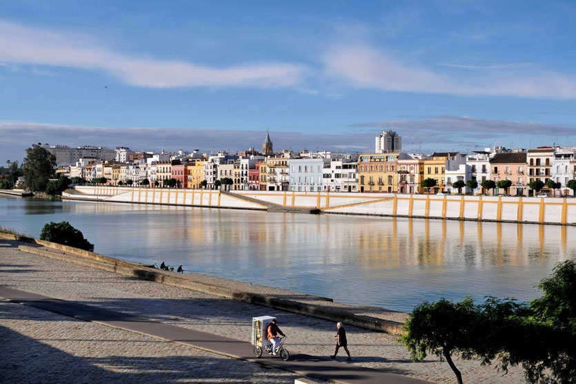 Blick über den Guadalquivir ins Stadtviertel Triana Sevilla