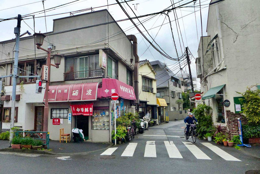 Spaziergand durchs ruhiges Yanaka Viertel im alten Tokio
