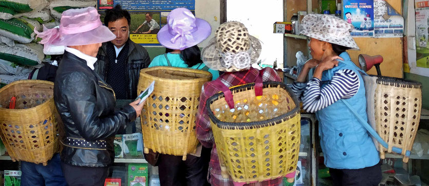 Women at Shaxi Friday market,  Freitag-Markt