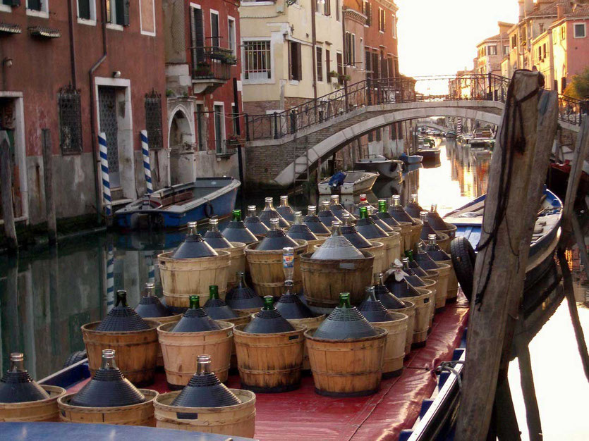 Weinlieferboot am Venedig Kanal