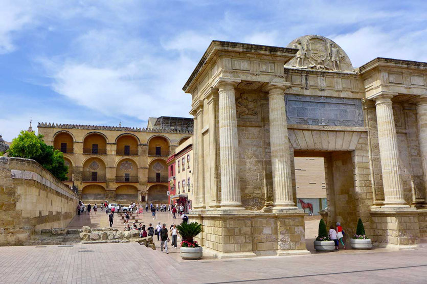 Córdobas Triumphbogen Puerta del Punte liegt zwischen Mezquita und Römerbrücke