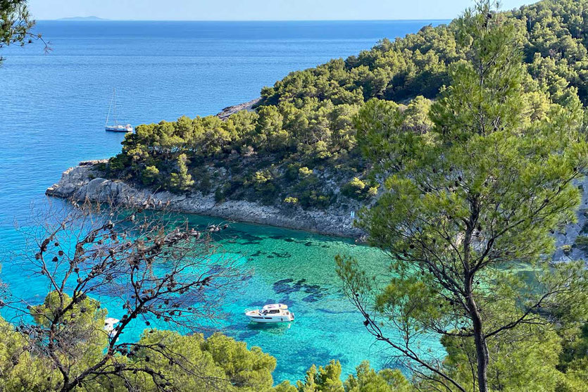 Bucht bei Milna. Östlich von Hvar befinden sich die schönsten Strände und Buchten