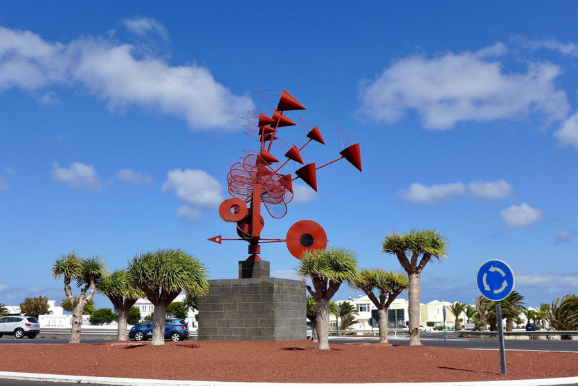 rotes Windspiel von César Manrique am Kreisel von Arrieta Lanzarote