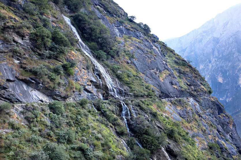 Trail Tiger Leaping Gorge waterfall, Tigersprungschlucht Wanderung