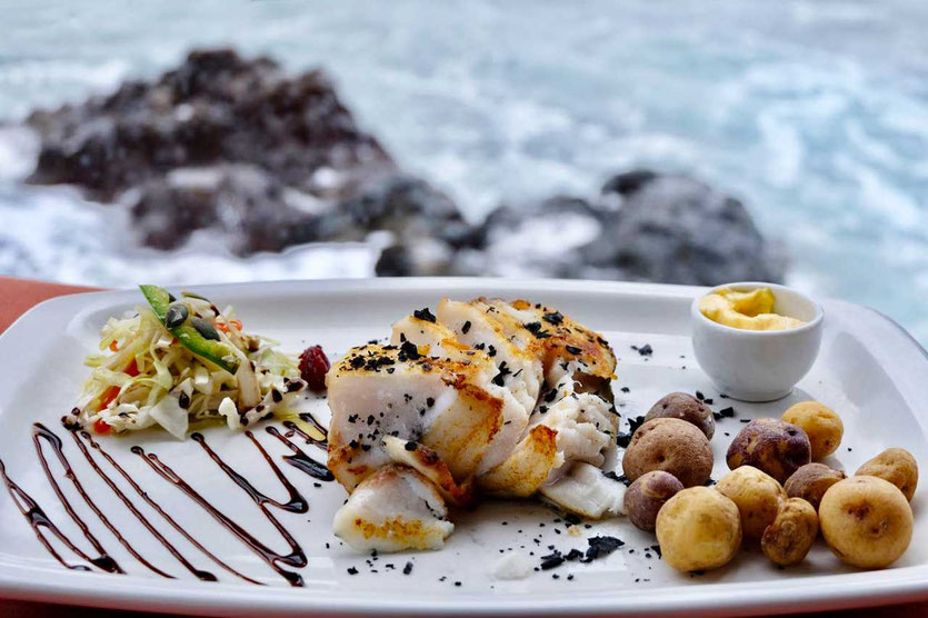 Skrei Kabeljau im Fischrestaurant La Nasa am Meer Arrieta Lanzarote