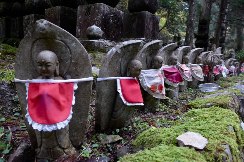 Figuren mit Kinderlätzchen Friedhof Okunoin Koyasan