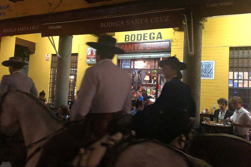 Reiter Feria de Abril vor Bodega Santa Cruz Sevilla