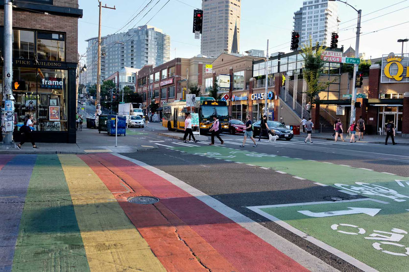 Regenbogen Fußgängerweg im Szeneviertel Capital Hill Seattle