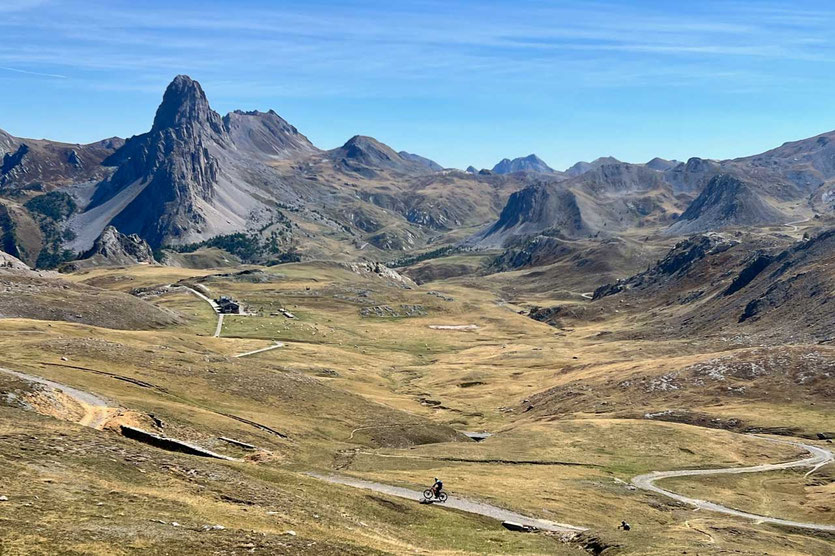 Gardetta Hochebene mit alter Militätstraße und Rifugio Gardetta