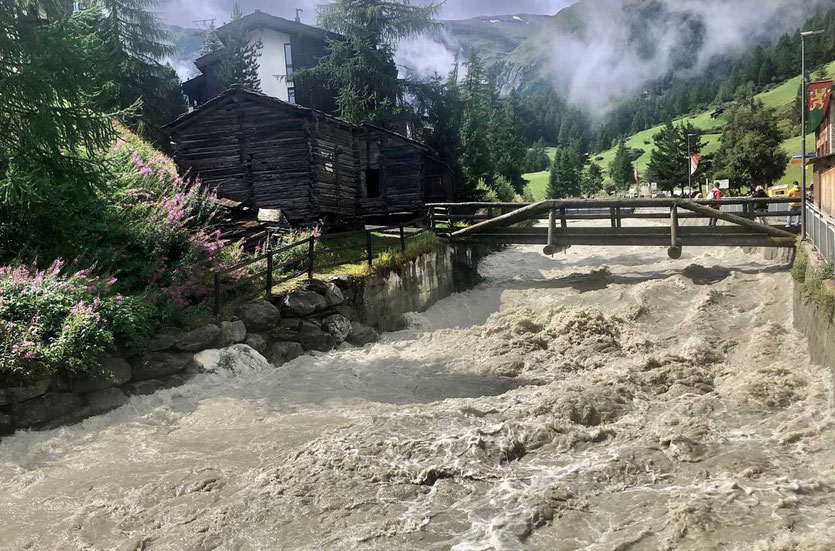 Fluss Die wilde Matter fließt durch Zermatt