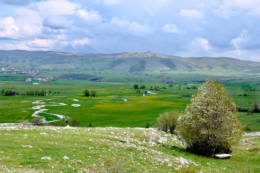 Grünes Karsttal in Bosnien