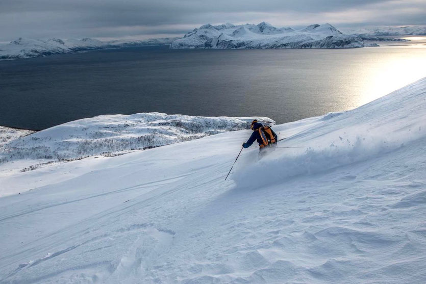 Martin surft zum Meer hinab. Foto: Stefan Brunner