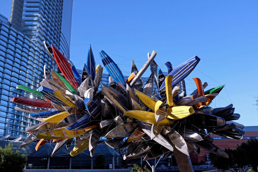Nancy Rubins Skulptur aus 200 Canoes am Vdara Eingang