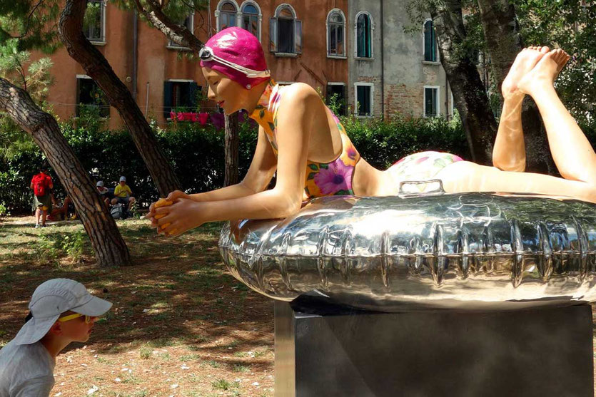 Schwimmerin im Giardini Kunst Biennale Venedig