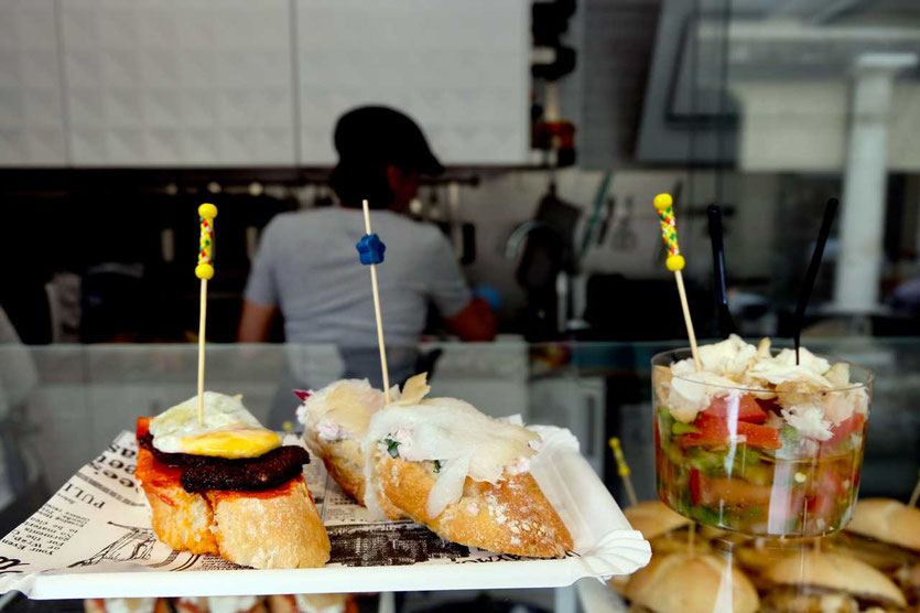 Tapas auf dem Mercado Markt in Cadiz Andalusien