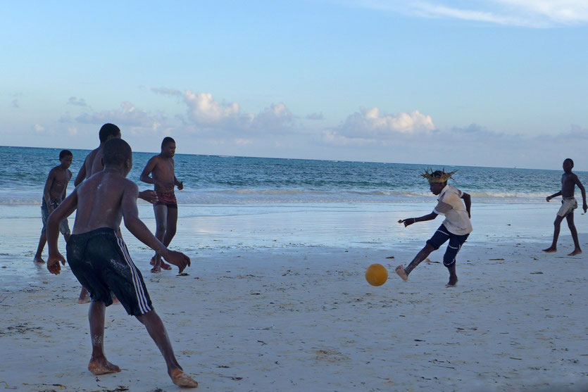Zanzibar Sansinar travel Fußball am Strand