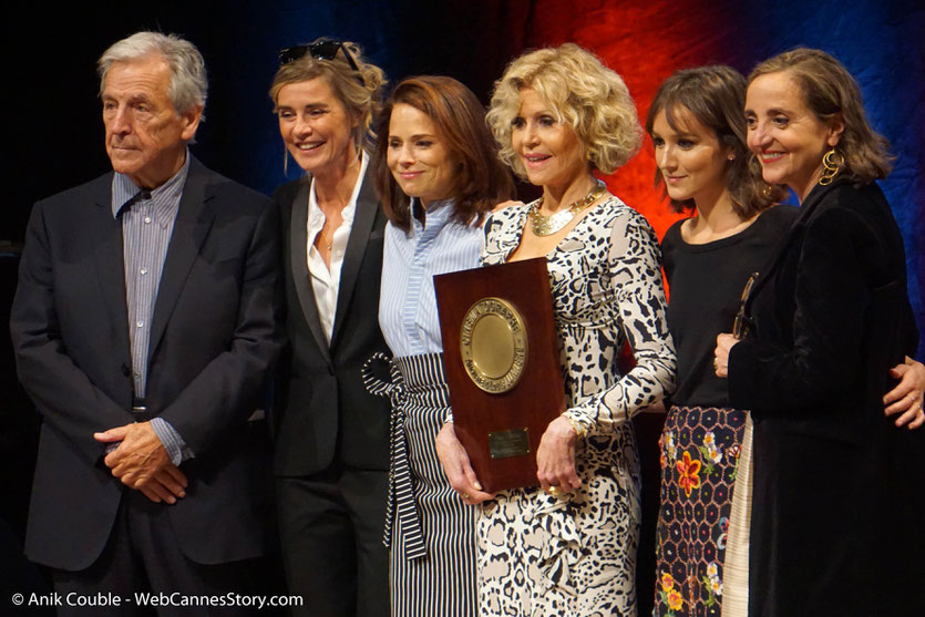 Jane Fonda entourée de Costa Gavras et des actrices qui lui ont rendu hommage, Anne Consigny, Suzanne Clément, Anaïs Demoustier et Dominique Blanc, lors de la Cérémonie de Remise du Prix Lumière - Festival Lumière 2018 - Lyon - Photo © Anik Couble