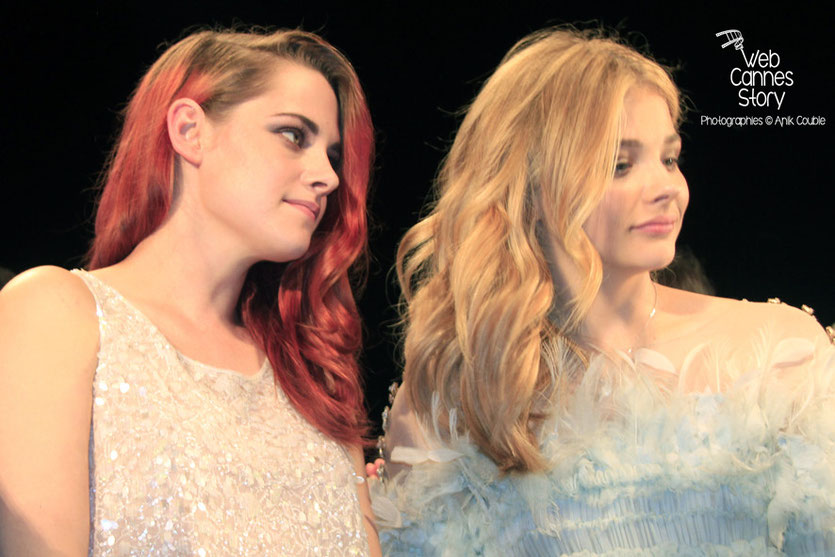 Kristen Stewart et Chloë Moretz, lors de la présentation du film «Sils Maria» d’Olivier Assayas - Festival de Cannes 2014 - Photo © Anik COUBLE